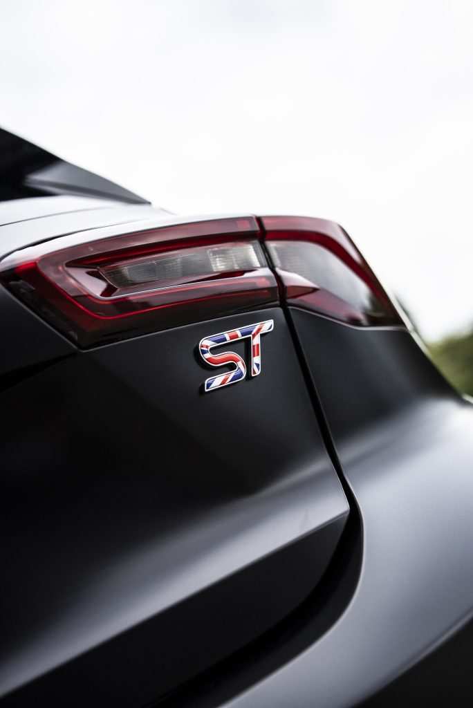 FORD FOCUS ST AVERY SATIN BLACK & 3M SATIN FROZEN VANILLA