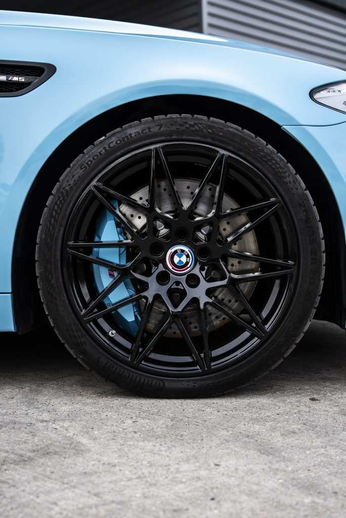 BMW M5 in 3M High Gloss Sky Blue