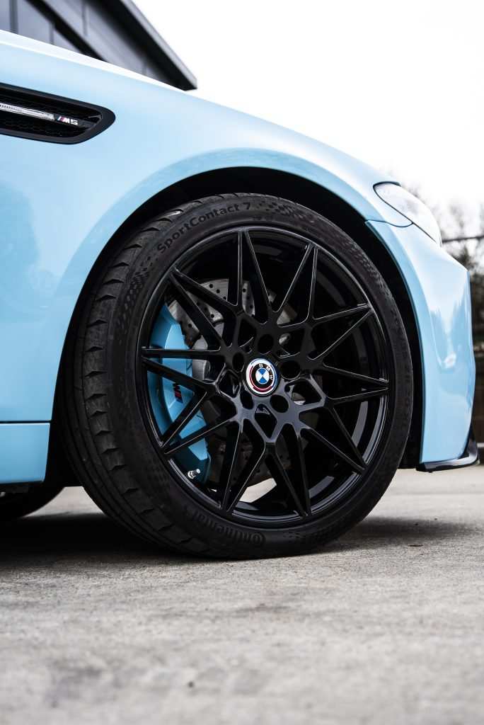 BMW M5 in 3M High Gloss Sky Blue