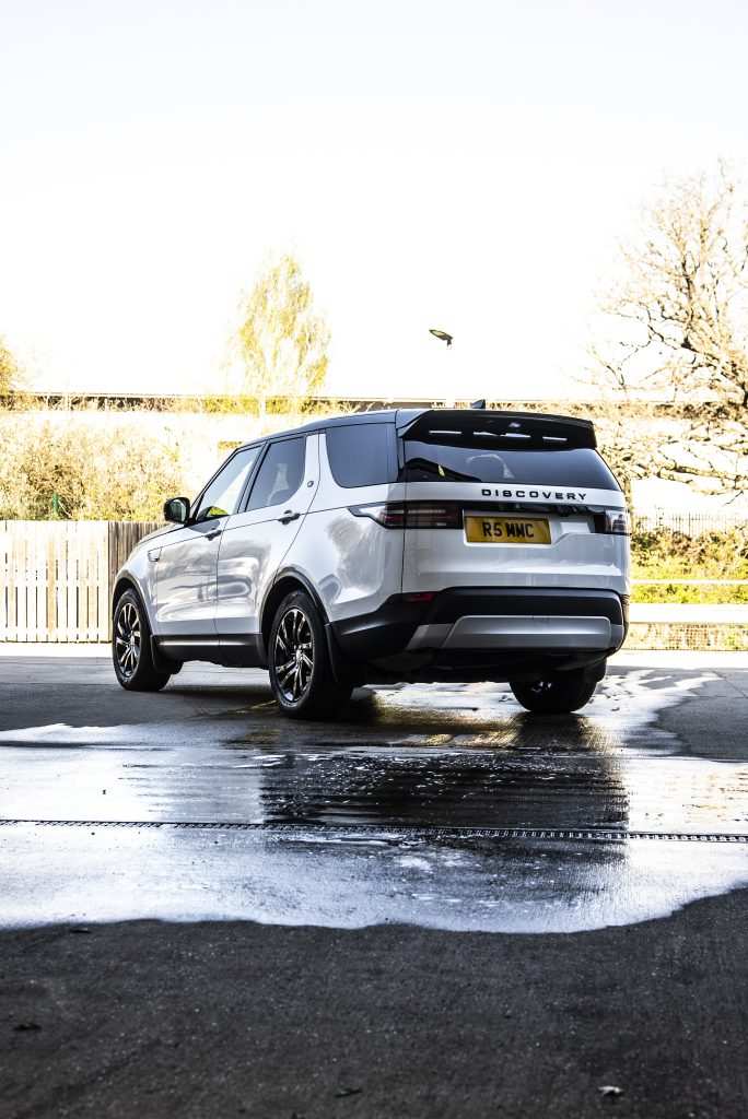 Land Rover Discovery in 3M High Gloss White