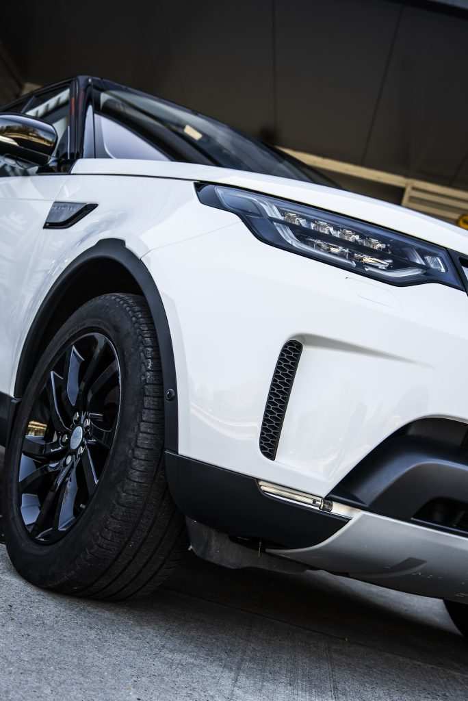 Land Rover Discovery in 3M High Gloss White