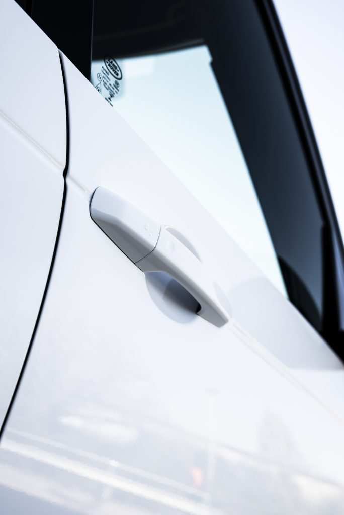 Land Rover Discovery in 3M High Gloss White