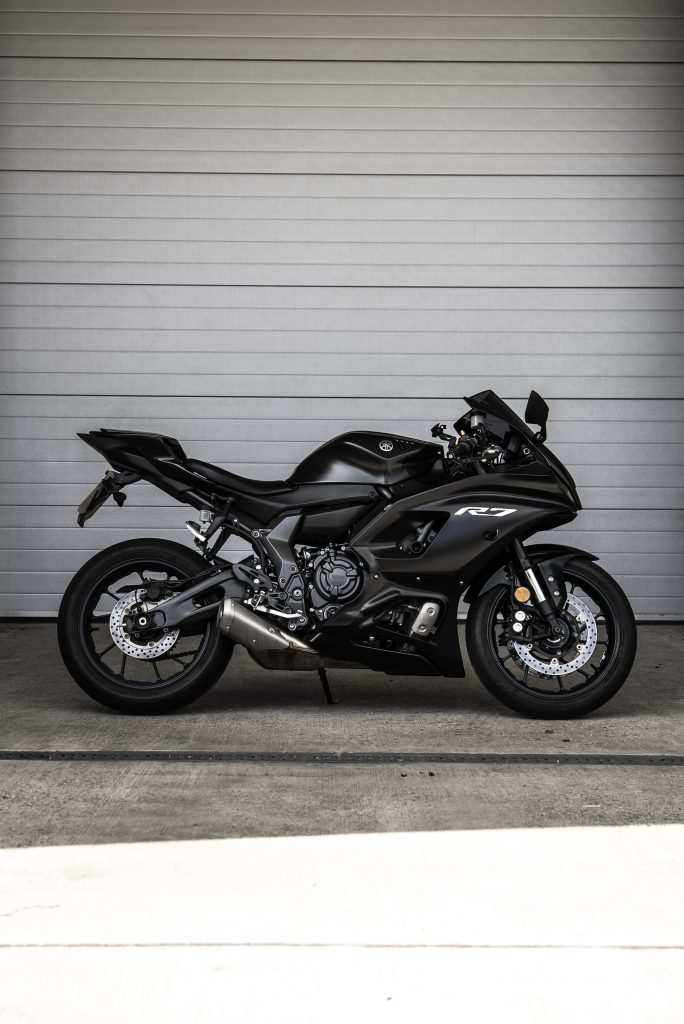 Yamaha R7 in Avery Satin Black